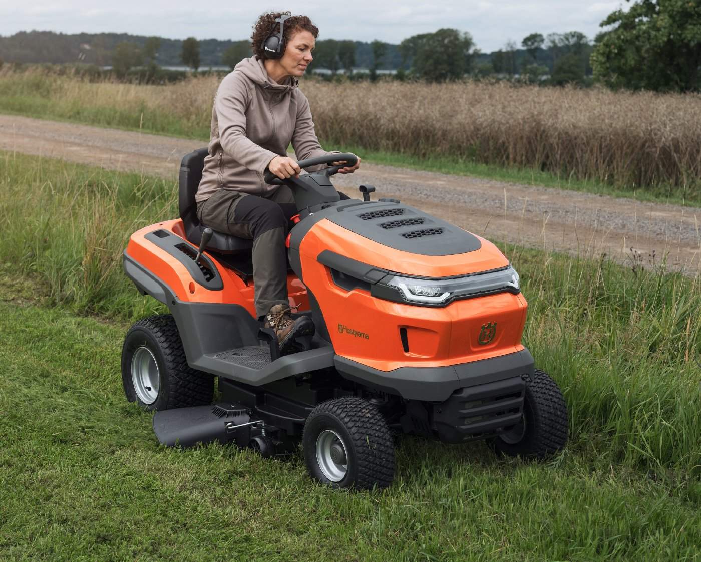 Husqvarna Tractor Cortacésped TS 215T - Modelo 2025